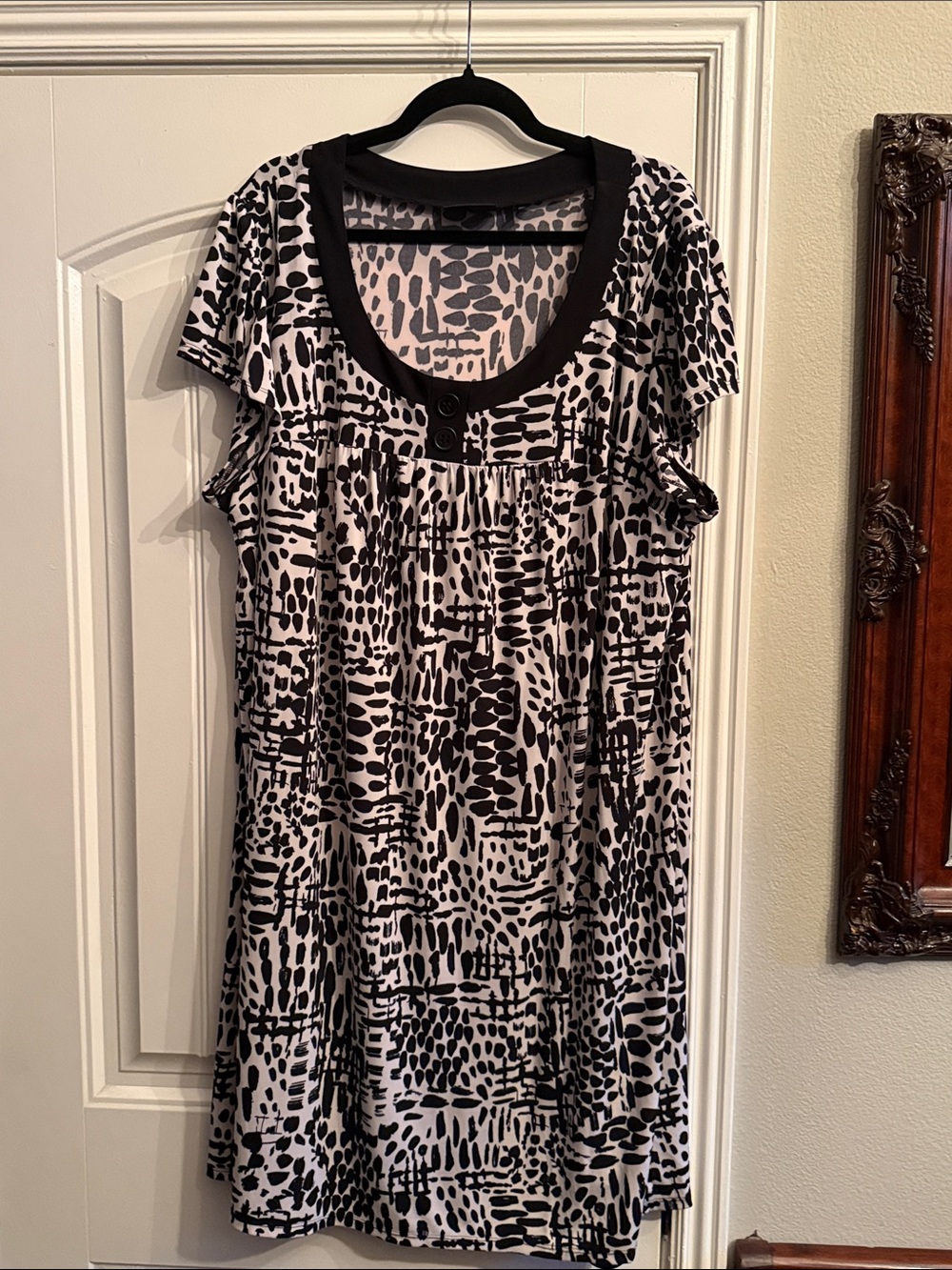 Avenue Black and White Abstract Scoop Neck Tunic